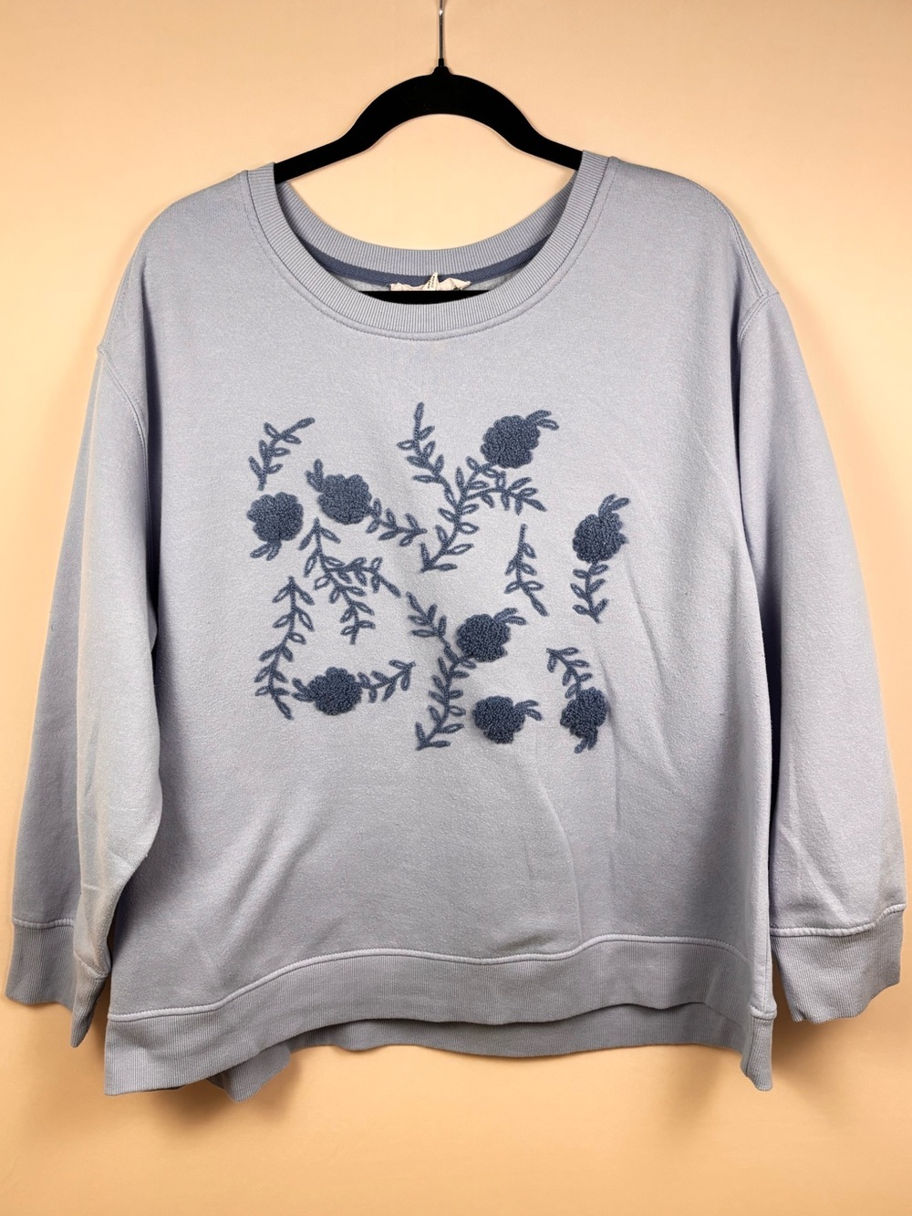 Jane + Delancey 2X Blue Embroidered
Floral Sweatshirt